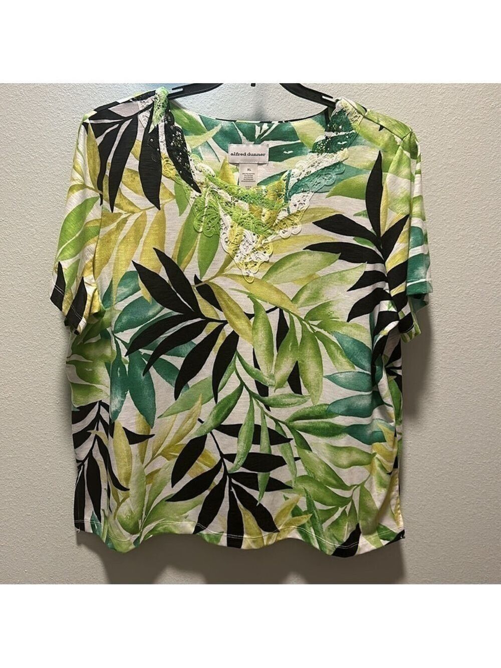 Alfred Dunner Ladies XL short sleeve top. Like New. Green/Black leaf print
